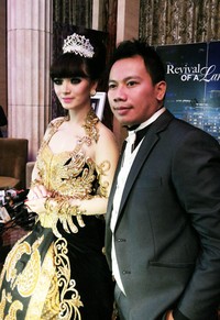 Zaskia dilamar oleh pengusaha muda asal Solo bernama Vicky Prasetyo.