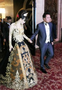     Malam itu, Zaskia nampak cantik mengenakan kebaya dengan Tema Golden Princess.     