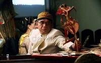 Direktur Utama PT. Bahana Securities Eko Yulianto menjadi dalang dalam pementasan pagelaran wayang kulit yang bercerita tentang 'Wahyu Cakraningrat'.