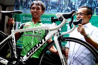 Bupati Banyuwangi Abdullah Azwar Anas, melakukan sesi foto dengan salah satu peserta Tour de Ijen, di Jakarta Senin (02/09/2013).
