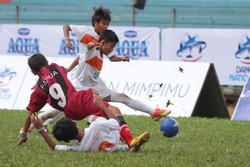 Sebuah pertandingan di putaran final Aqua DNC 2013. Pertandingan digelar dalam waktu 2 x 10 menit.