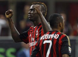 Sementara di paruh kedua satu gol lainnya datang dari Mario Balotelli. Satu-satunya gol balasan Cagliari datang dari Marco Sau pada menit 33. REUTERS/Alessandro Garofalo.