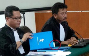 Pengacara Pengaruhi Saksi dan Uang US$ 100 di Buku Pledoi