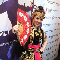 Main Wayang Orang, Tina Toon Jatuh Cinta dengan Tari Jawa
