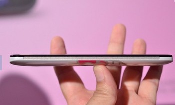     Spesifikasi edisi Hello Kitty ini sama seperti HTC Butterfly S yang reguler. (kredit foto: engadget)