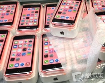     iPhone 5C disebut sebagai iPhone versi murah. Jika dilihat dari kemasannya, iPhone 5C siap dibungkus untuk dibawa pulang oleh konsumen. (kredit foto: iapps)