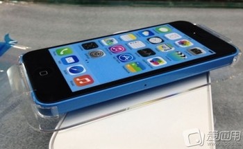     Dengan kemasan boks transparan yang memperlihatkan iPhone 5C di dalamnya. (kredit foto: iapps)