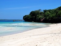 Bau-bau di Buton punya pantai yang paling terkenal yaitu Pantai Nirwana. Aksesnya sangat mudah, hanya sekitar 5 menit perjalanan dengan kendaraan dari bandara (Shafa/detikTravel)