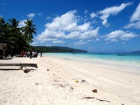 Pantai ini memiliki ombak yang lembut dan pasir putih yang tak kalah lembut juga. Belum ke Bau-bau kalau belum ke pantai ini (Shafa/detikTravel)