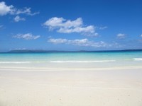 Ada tiga gradasi warna yang bisa ditemui di pantai ini yaitu putih, toska dan biru. Siapa yang tak tergoda dengan pemandangan seperti ini? (Shafa/detikTravel)