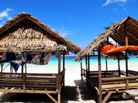 Di tepian pantainya, ada saung-saung yang bisa diduduki dan disewa. Di depan saung, ada alat bakaran yang bisa digunakan untuk membakar ikan atau jagung (Shafa/detikTravel)
