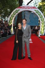 Chris Hemsworth Mesra dengan Istri