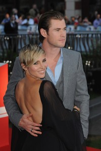 Romantis, Chris Hemsworth pemeran Thor di film 'The Avengers' itu tak pernah melepaskan pelukan dari sang istri. Eamonn M. McCormack/Getty Images.