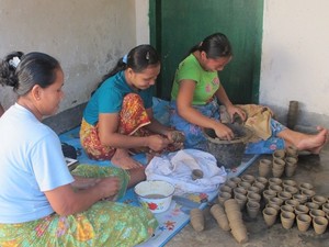 Banyumulek, Desa Keramik Penghasil Kendi Ajaib di Lombok
