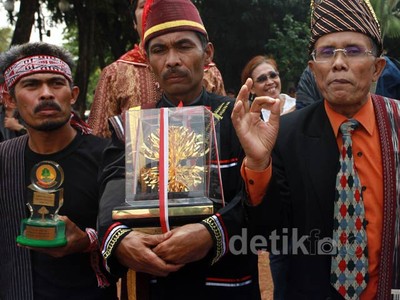 Danau Toba Dirusak, Kalpataru Dikembalikan