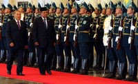 Tiba di Kazakhstan, SBY disambut upacara kenegaraan. Dudi Anung/Setpres.
