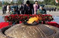 Sebelumnya SBY melakukan peletakan karangan bunga di monumen Defenders of Motherland. Dudi Anung/Setpres.