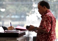 Wayan Koster mengisi daftar hadir. Lamhot Aritonang/detikFoto.