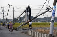 Akibat tornado ini, perusahaan listrik pasokan listrik Tokyo Electric Power mengatakan, pasokan listrik ke sekitar 30 ribu rumah tangga di prefektur Saitama terputus. REUTERS/Toru Hanai.