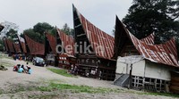Deretan rumah tradisonal Desa Lumban Suhi-suhi, Huta Raja, salah satu desa unggulan wisata dipulau Samosir.