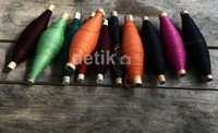 Benang katun berbagai warna salah satu bahan utama pembuatan ulos.