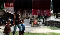 Desa ini kerap dikunjungi wisatawan untuk melihat keterampilan warganya membuat ulos yang cantik.