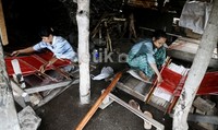 Pembuatan ulos biasanya memakan waktu satu minggu. Semakin besar kain tenun akan semakin lama pengerjaannya.