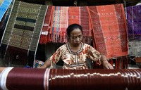 Pembuatan ulos biasanya memakan waktu satu minggu yang juga akan menentukan harga jualnya.     
