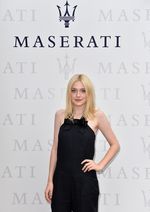 Jumpsuit Hitam ala Dakota Fanning