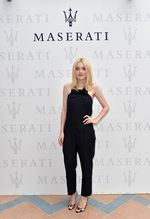 Jumpsuit Hitam ala Dakota Fanning