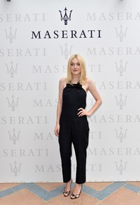 Di kesempatan tersebut, Dakota Fanning tampil mengenakan black halter jumpsuit dari Viktor & Rolf yang dipadu dengan sepatu dari Christian Louboutin. Gareth Cattermole/Getty Images.