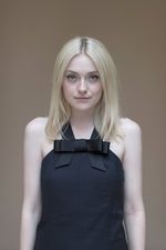 Jumpsuit Hitam ala Dakota Fanning