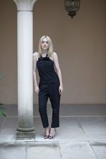 Jumpsuit Hitam ala Dakota Fanning