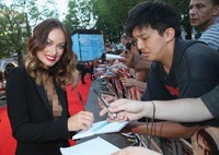 Bahkan, aktris yang memulai karirnya lewat drama televisi itu sempat memberikan tanda tangannya. Chris Jackson/Getty Images.