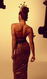 Agnes Monica Pamer Punggung Kekarnya