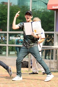 Peace sign Heechul. TenAsia/Paeng Hyun Jun.