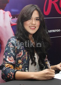 Senyuman merekah di wajah cantiknya. Gus Mun/detikHOT.