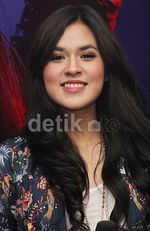 Senyum Manis Raisa