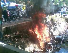 Motor Penjambret Dibakar Massa Usai Terlibat Tabrakan
