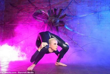 Inilah Wanita Paling Lentur Sedunia, Kakinya Bisa Diputar ke Kepala