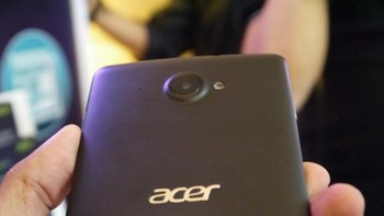 Acer Liquid S1 memiliki kamera belakang beresolusi 8 megapixel dan bagian  depan memiliki viewing angle luas hingga 88 derajat.