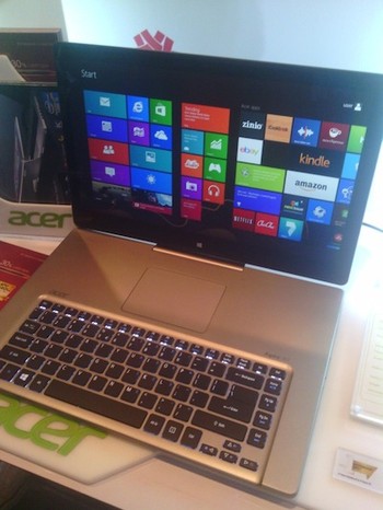 Saat tampil dalam mode notebook, memang tidak ada yang beda dengan notebook kebanyakan. Namun uniknya, Acer menempatkan bentang touchpad pada bagian atas keyboard, bukan pada bawah keyboard seperti notebook pada umumnya. Meski begitu dengan kemampuan layar sentuh yang dimilikinya, hal tersebut tidak menjadi masalah, hanya saja mungkin posisinya menjadi terlihat agak asing.
