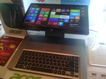Ini dia salah satu mode menarik yang ditawarkannya. Acer memang menyebutnya sebagai mode sharing display, karena layaknya sebuah meja, Aspire R7 dapat dinikmati bersama terutama saat aktivitas meeting.