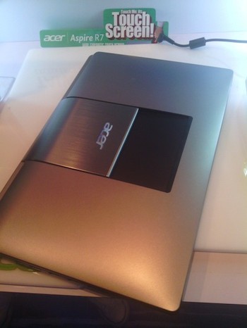 Tertarik untuk memboyongnya? Dengan segala kelebihan yang ditawarkan, Acer membanderol notebook flagship terbarunya ini dengan harga yang terbilang lumayan, di kisaran Rp 13 jutaan.