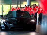 Juara Formula 1 tahun 2009 Jenson Button turut meramaikan dengan mengendarai mobil super McLaren P1.
