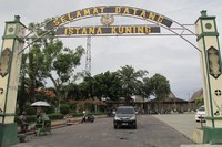 Ada peninggalan Kerajaan Kutaringin berupa istana berbentuk rumah panggung dari kayu ulin. Bangunan ini bernama Istana Kuning, meski hanya sebagian kecil bangunan saja yang dicat kuning (Vita/detikTravel)