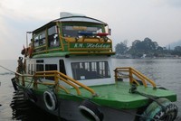 Kapal KM Holidays pun sudah menunggu kami di dermaga Parapat, untuk menyeberang ke Pulau Samosir. Hup! Kami pun melompat naik dan mencari posisi duduk paling nyaman (Fitraya/detikTravel)