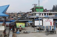 Kapal pun bergerak perlahan meninggalkan dermaga di Parapat. Sore itu angin dan ombak sama tenangnya, sembari matahari sore semakin turun (Fitraya/detikTravel)