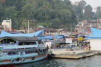 Dermaga Parapat yang masih banyak aktivitas orang saat itu. Pelan-pelan, dermaga semakin kecil di depan mata (Fitraya/detikTravel)