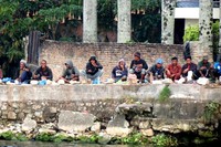 Di dermaga Parapat, jejeran orang sedang memancing. Anak-anak kecil memberi hiburan dengan melompat ke air, dengan imbalan uang yang kita lempar ke air (Fitraya/detikTravel)